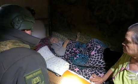 Два тижні майже не їла: знесилену 95-річну жінку евакуювали "Білі янголи" з Красногорівки. Відео