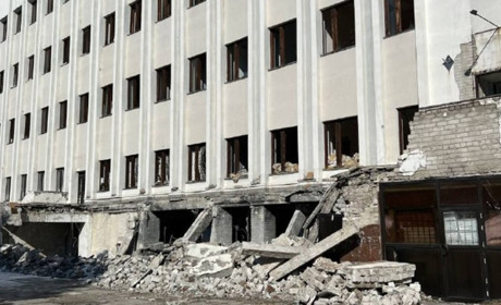 Окуповані міста Луганщини. У Лисичанську багато зруйнованих будівель, люди скандалять за гуманітарку