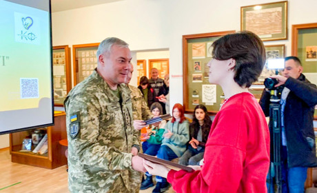 Генерал-лейтенант Сергій Наєв приїхав до Ржищева та подякував місцевим волонтерам за допомогу ЗСУ