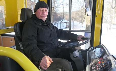 На шкільному автобусі через російські блокпости: як людей евакуювали із Сум на північ області