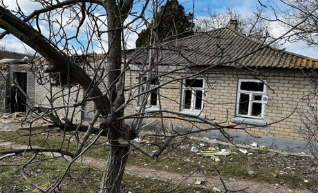 Ворожі обстріли на Херсонщини: російські снаряди руйнують будинки та цивільну інфраструктуру
