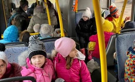 В зоні бойових дій залишилось 4 тис. дітей. Місцевих постійно просять евакуюватися з Донеччини
