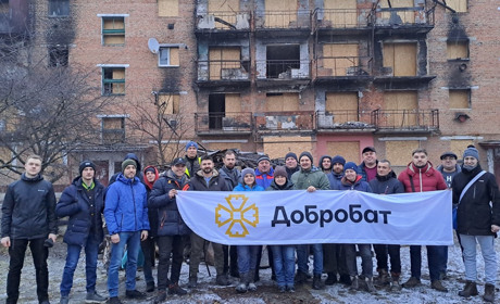 Розбір завалів у відпустці за власний рахунок. Як волонтери "Добробату" допомагають Тростянцю
