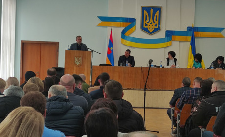 Найцікавіше зі звіту Барського міського голови та чому стояв автотранспорт біля міської ради
