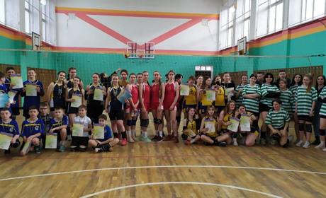 У Старокостянтинівській громаді провели змагання з волейболу серед дівчат. Їх присвятили 8 березню