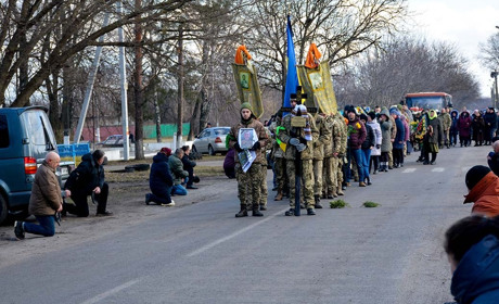Село на колінах: Шпендівка Кагарлицької громади попрощалася з героєм, який віддав життя за Україну
