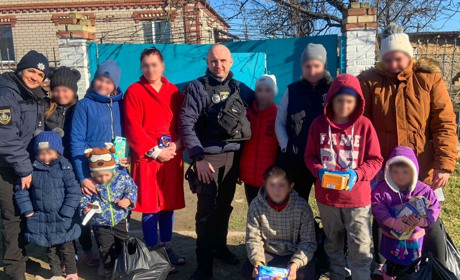 Родини з дітьми отримали гумдопомогу від буковинських поліцейських і благодійників з Німеччини