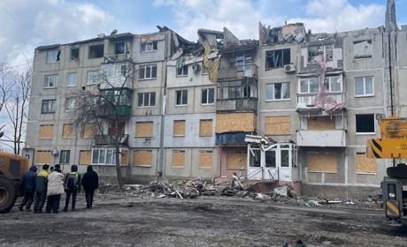 У Покровську демонтовують аварійні конструкції пошкодженої багатоповерхівки