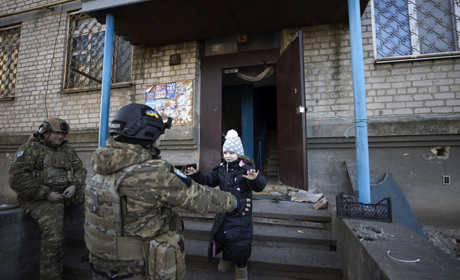 Примусова евакуація дітей із зон активних бойових дій. Які підстави та механізм проведення