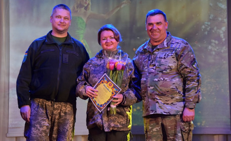 У Переяславі 8 березня відзначили захисниць, артисткам ансамблю подарували сценічні костюми
