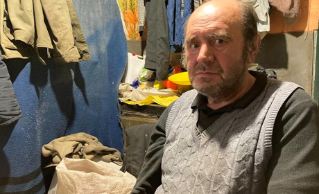 Житель Лозової вже рік живе у зруйнованому російською ракетою будинку. Від холодів рятує буржуйка