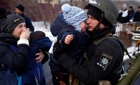Примусова евакуація дітей із зони бойових дій. Що це означає для місцевих