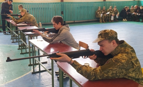 На Гадяччині школярі змагалися у стрільбі з пневматичної зброї