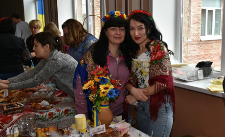 В Конотопському ліцеї №12 провели ярмарок на підтримку ЗСУ та зібрали 60 000 гривень. Фото