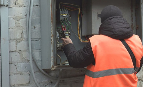 В Лозовій відновлюють вуличне освітлення. Коли увімкнуть ліхтарі
