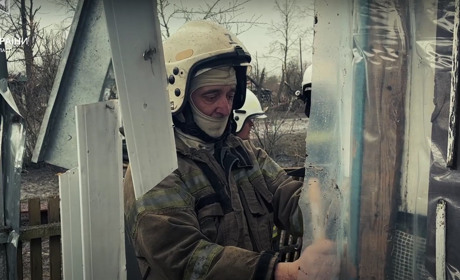 Рятівники Шостки надають допомогу постраждалим від ракетного удару містянам (Відео)