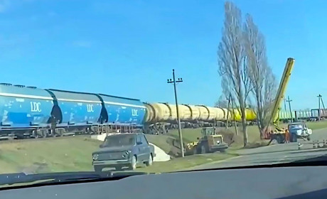 Перед мостиком в Измаиле грузовой состав сошел с рельс