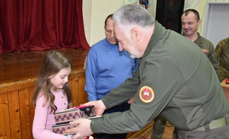 «Батьківське серце»: у Старокостянтинові дітям загиблих Героїв вручили обереги
