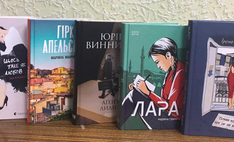 «Незламній бібліотеці міста»: які книжки привезли до Нікополя представники Українського ПЕН