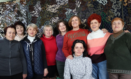 Стали як сім’я: у Народному домі Дрогобича плетуть маскувальні сітки для ЗСУ. Репортаж