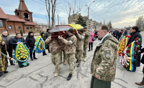 У Нікополі в останню путь провели захисника України Володимира Перекотія