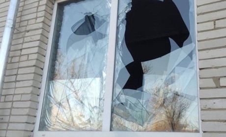 У Мелітополі вибили вікна жінці, що здавала родичів українських військових