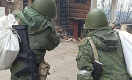 Росіяни крадуть побутову техніку цивільних на Херсонщині, а потім платять нею за алкоголь