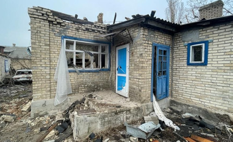 Курахове та Гостре 16 березня зазнали обстрілів. Пошкодили будівлю колонії та електричні мережі