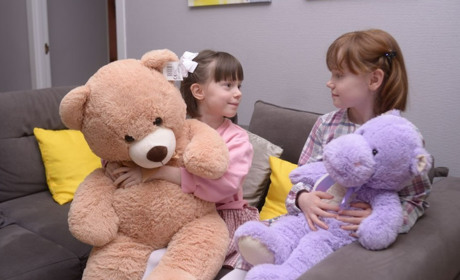 Коси – для ЗСУ: сестрички-двійнята з Білопілля відрізали волосся, аби допомогти військовим