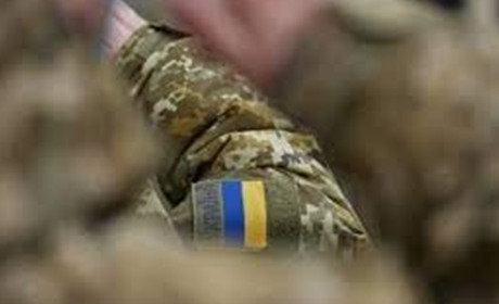 У Гуляйполі нетверезий чоловік силою забрав зброю військового та почав стріляти по людям: є жертви