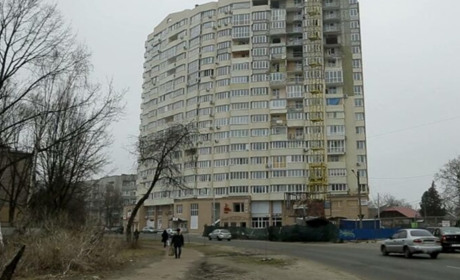 У Чернігові триває відбудова висотки, яку військові рф пошкодили під час авіанальоту