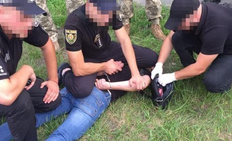 Звягельські поліцейські затримали 30-річного звягелянина у Львові та вилучили "товар" на 2,5 млн грн