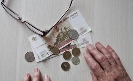 У Мелітополі проблеми з виплатами російських пенсій: людям треба днями стояти у черзі
