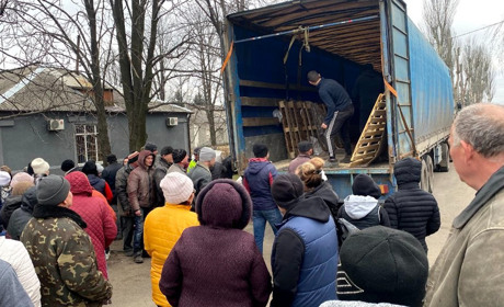 Допомога на розвиток тваринництва. Мешканцям Добропільщини видали корми для курчат