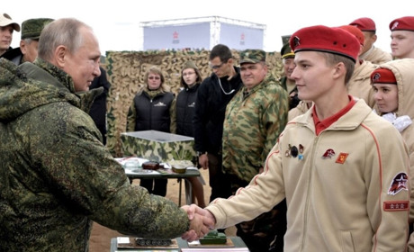 "Двіженіє пєрвих": на окупованій Луганщині росіяни створюють новий комсомол