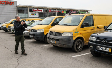 Запорізькі волонтери привезли на фронт 8 авто