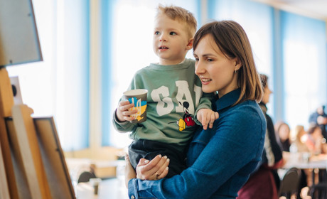 «Родина – це любов і підтримка»: у Старокостянтинові провели особливий фотоконкурс з історіями