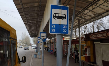 В Покровську з'явилася нова зупинка для автобусів. Місто оновлюється попри війну