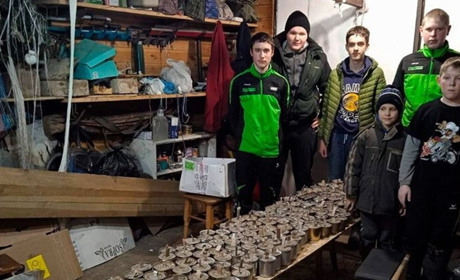 На Чернігівщині діти-волонтери крутять окопні свічки й плетуть маскувальні сітки для військових