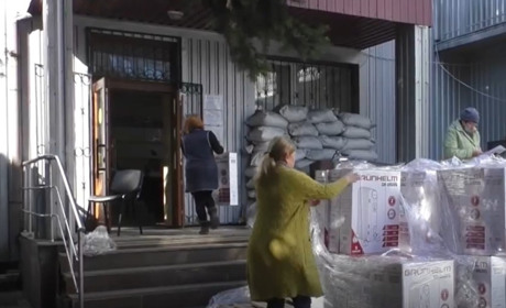 Добропілля отримало від благодійників обігрівачі та теплий одяг для пенсіонерів і переселенців