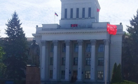 Спочатку йшли на проукраїнський мітинг, потім віталися з окупантами