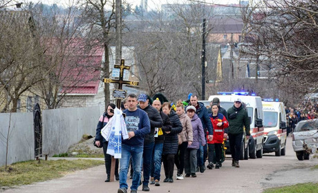 В останню путь під звук сирен: в Кагарлику поховали водія екстренної меддопомоги Сергія Медведенка