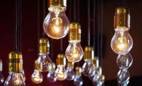 Вартість електроенергії з 1 квітня: уряд відтермінував підвищення тарифів