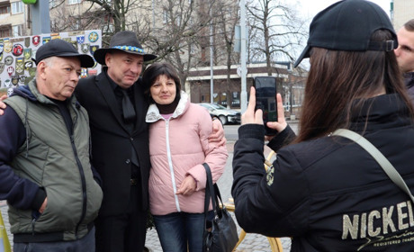 На благодійному ярмарку у Первомайську Михайло Жонін із командою зібрали понад 30 тисяч гривень