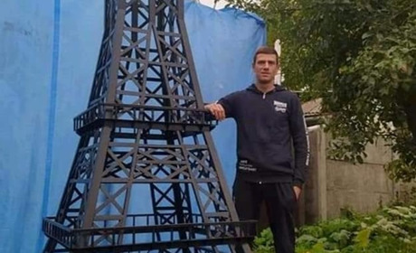 У Старокостянтинові продають Ейфелеву вежу, щоб допомогти ЗСУ