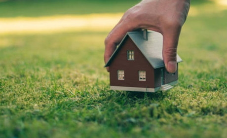 Продав односельчанину чужу земельну ділянку з будинком: мешканцю Одещини повідомили про підозру