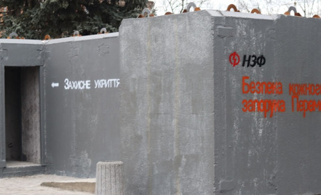 У Нікополі продовжують встановлювати модульні бетонні укриття біля зупинок громадського транспорту