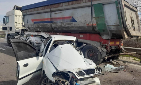 Загинули водій та пасажирка: на трасі в Одеській області легковик зіштовхнувся з вантажівкою