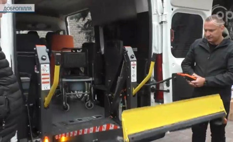 Благодійники подарували Добропіллю спецавтомобіль для людей з інвалідністю