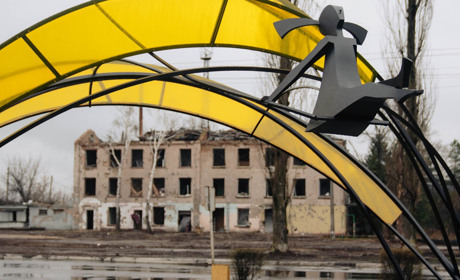 У річницю деокупації Київщини у Бородянці відкрили скульптуру «Дівчинка під сонцем»